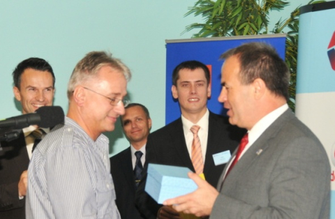 Cenu letošního krajského vítěze soutěže Živnostník roku převzal Jiří Bláha z rukou hejtmana LK Stanislava Eichlera (vpravo).